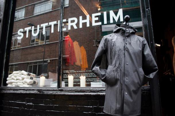 Mặc kệ trời mưa với áo mưa Stutterheim